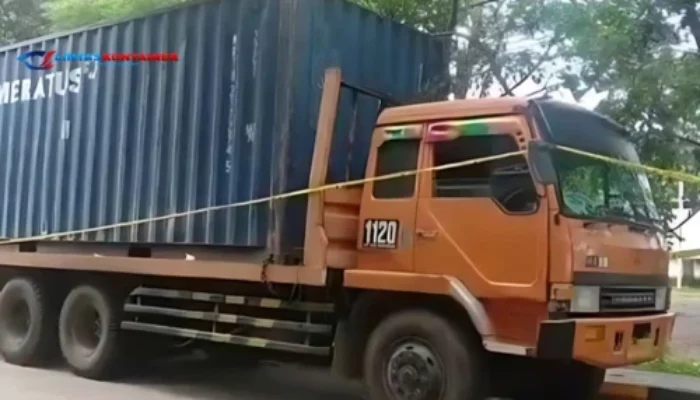 Truk Kontainer Parkir Liar di Pelabuhan Makassar Picu Macet Parah, Polisi Turun Tangan!