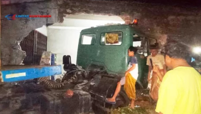 Truk Kontainer Tabrak Rumah Warga di Jepara, Untung Tak Ada Korban Jiwa!