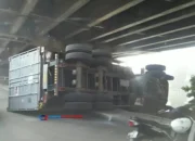 Viral! Truk Kontainer Terguling di Bawah Flyover Tomang Jakbar!