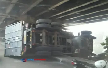 Viral! Truk Kontainer Terguling di Bawah Flyover Tomang Jakbar!
