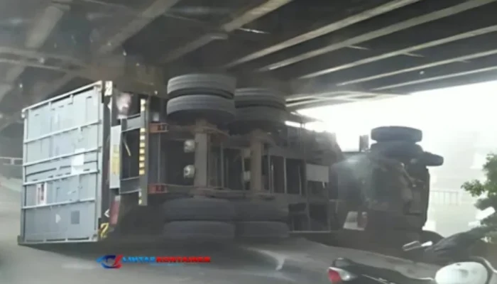 Viral! Truk Kontainer Terguling di Bawah Flyover Tomang Jakbar!