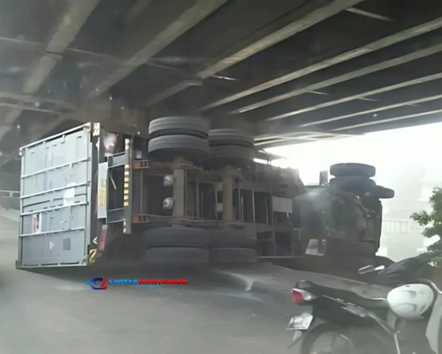 Viral! Truk Kontainer Terguling di Bawah Flyover Tomang Jakbar!
