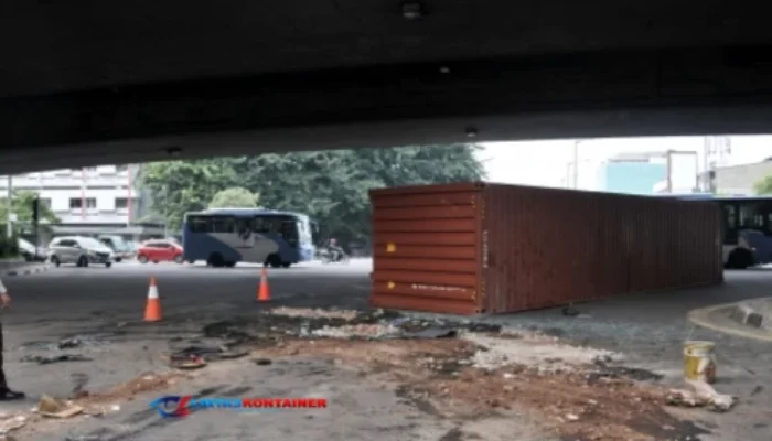 Viral! Truk Kontainer Terguling di Bawah Flyover Tomang Jakbar!