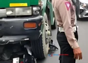 Pemotor Terluka Parah Akibat Tertabrak Truk Kontainer di Daan Mogot