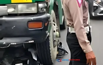 Pemotor Terluka Parah Akibat Tertabrak Truk Kontainer di Daan Mogot