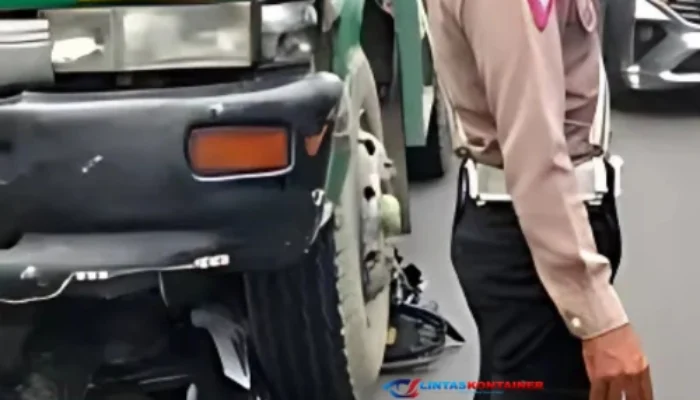 Pemotor Terluka Parah Akibat Tertabrak Truk Kontainer di Daan Mogot