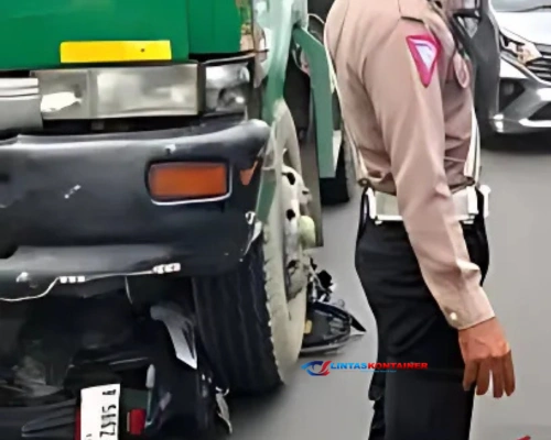 Pemotor Terluka Parah Akibat Tertabrak Truk Kontainer di Daan Mogot