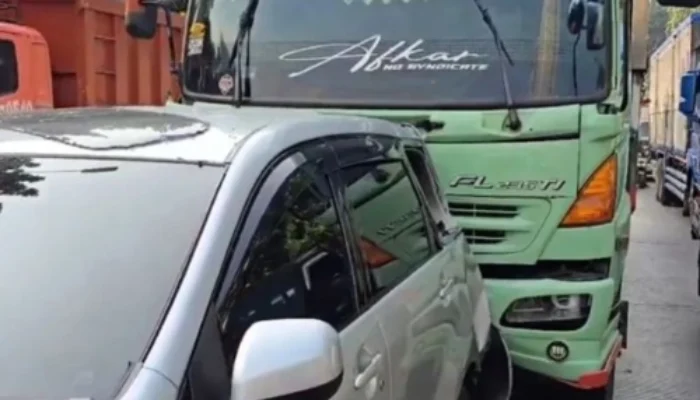 Truk Kontainer Rem Blong Hantam 14 Kendaraan di Pulogadung, Satu Luka