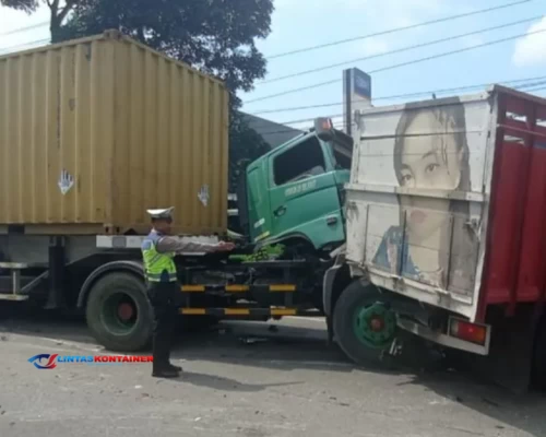 Rem Blong, Truk Kontainer Tabrak 9 Kendaraan di Simpang Bawen