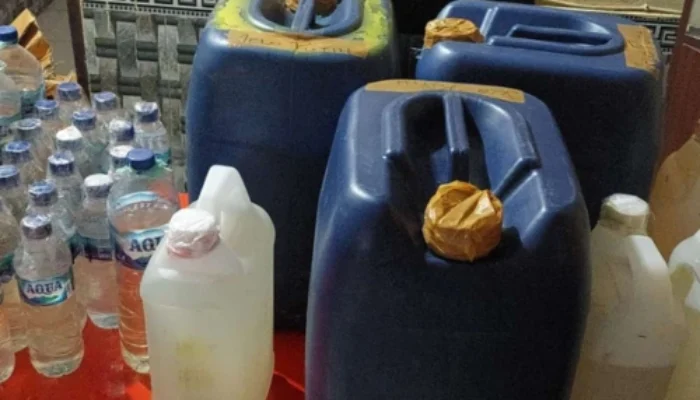Polsek Pelabuhan Pomako Gerebek Miras di Kampung Pomako, 6 Liter Sopi Disita