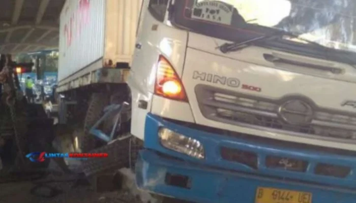 Truk Kontainer Tabrak Separator Busway di Pejagalan