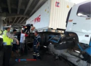 Truk Kontainer Tabrak Separator Busway di Pejagalan
