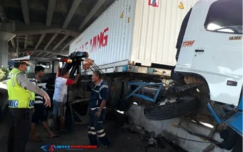 Truk Kontainer Tabrak Separator Busway di Pejagalan