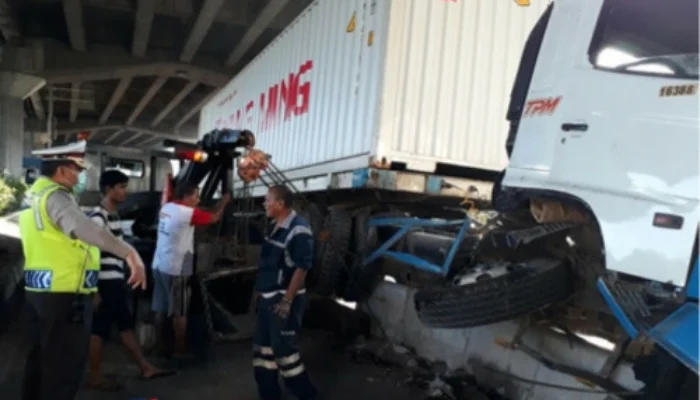 Truk Kontainer Tabrak Separator Busway di Pejagalan