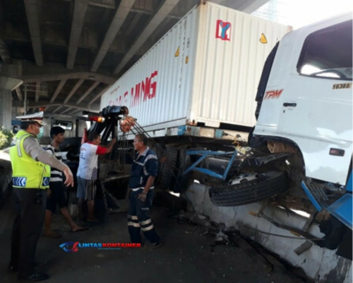 Truk Kontainer Tabrak Separator Busway di Pejagalan