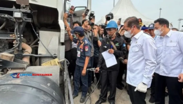 Tekan Polusi, Kendaraan Pelabuhan Diuji Emisi