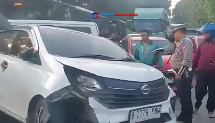 Truk Kontainer Rem Blong, Picu Tabrakan Beruntun di Jaktim