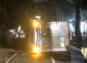 Truk Kontainer Rem Blong, Tabrak Pohon Lalu Terguling di Jl Pemuda Bogor