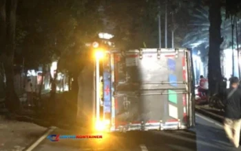 Truk Kontainer Rem Blong, Tabrak Pohon Lalu Terguling di Jl Pemuda Bogor