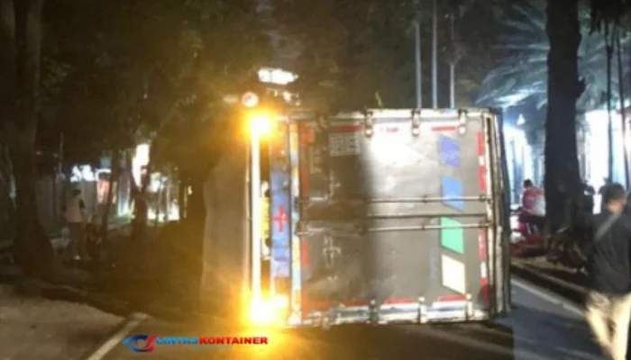 Truk Kontainer Rem Blong, Tabrak Pohon Lalu Terguling di Jl Pemuda Bogor