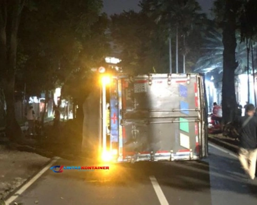 Truk Kontainer Rem Blong, Tabrak Pohon Lalu Terguling di Jl Pemuda Bogor