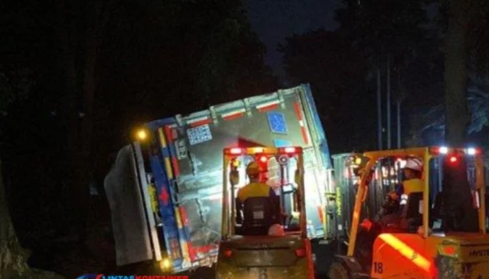 Truk Kontainer Rem Blong, Tabrak Pohon Lalu Terguling di Jl Pemuda Bogor