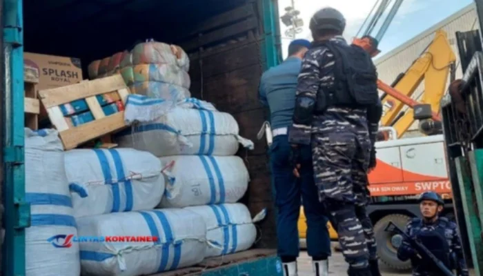 TNI AL Gagalkan Penyelundupan Enam Kontainer Ballpress Asal Malaysia
