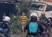 Truk Kontainer Seruduk Teras Rumah Warga di Marunda Jakut hingga Hancur