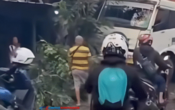Truk Kontainer Seruduk Teras Rumah Warga di Marunda Jakut hingga Hancur