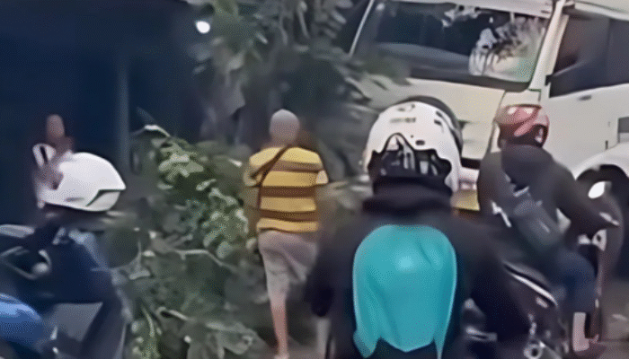 Truk Kontainer Seruduk Teras Rumah Warga di Marunda Jakut hingga Hancur