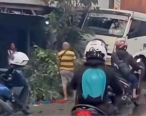 Truk Kontainer Seruduk Teras Rumah Warga di Marunda Jakut hingga Hancur
