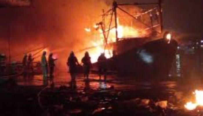 Kebakaran Hebat di Muara Baru: Lima Kapal Nelayan Hangus