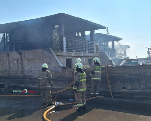 Kebakaran Hebat di Muara Baru: Lima Kapal Nelayan Hangus