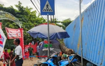 Tersangkut Pohon, Kontainer Terguling Timpa 9 Anak SD di Banjarbaru