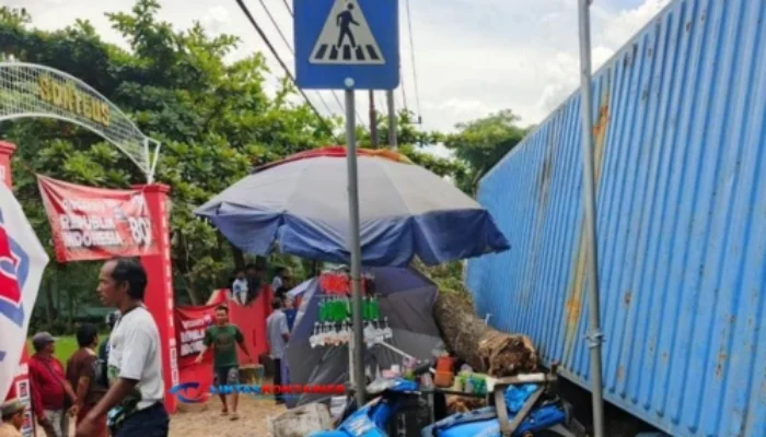 Tersangkut Pohon, Kontainer Terguling Timpa 9 Anak SD di Banjarbaru