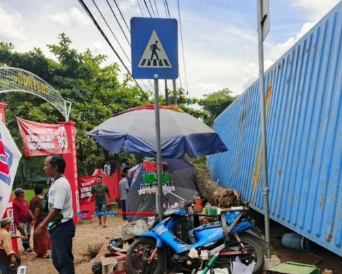 Tersangkut Pohon, Kontainer Terguling Timpa 9 Anak SD di Banjarbaru