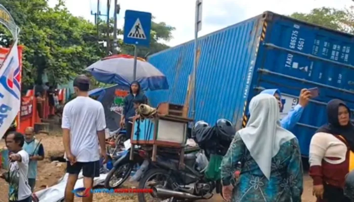 Tersangkut Pohon, Kontainer Terguling Timpa 9 Anak SD di Banjarbaru