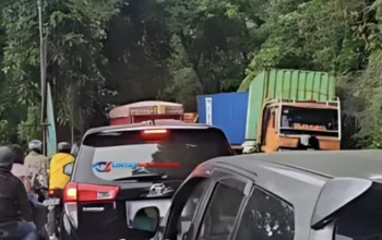 Kontainer Ambruk! Truk Tronton Picu Kemacetan Parah di Jalan Manado-Tomohon