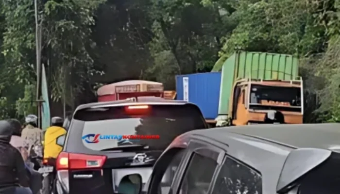 Kontainer Ambruk! Truk Tronton Picu Kemacetan Parah di Jalan Manado-Tomohon