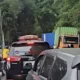 Kontainer Ambruk! Truk Tronton Picu Kemacetan Parah di Jalan Manado-Tomohon