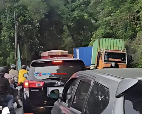 Kontainer Ambruk! Truk Tronton Picu Kemacetan Parah di Jalan Manado-Tomohon