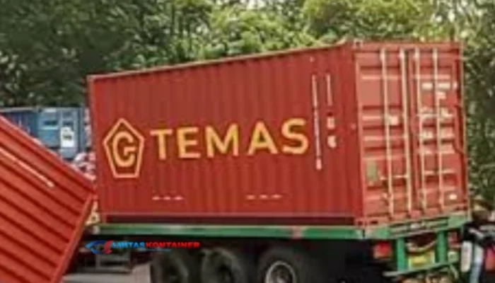 Kontainer Ambruk! Truk Tronton Picu Kemacetan Parah di Jalan Manado-Tomohon
