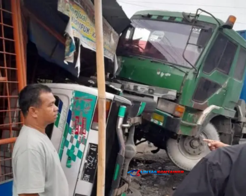 Tabrakan Maut Pick Up vs Kontainer di Medan-Simalungun, 7 Luka!