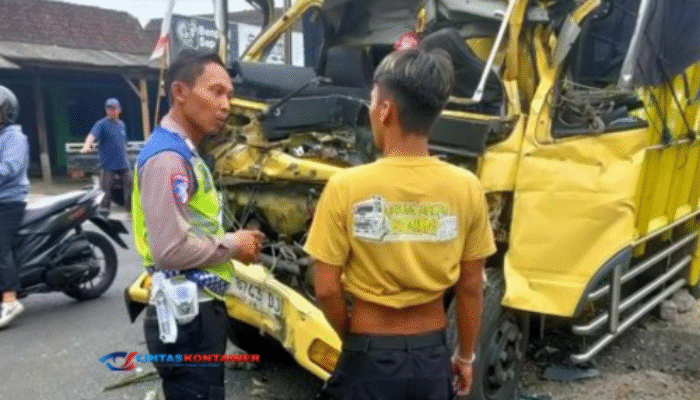 Truk Tabrak Bokong Kontainer di Tempuran Magelang, Sopir Terjepit