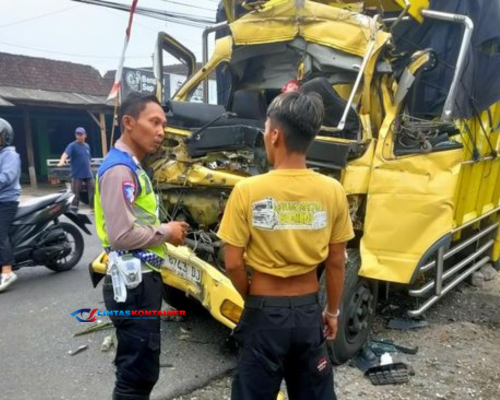 Truk Tabrak Bokong Kontainer di Tempuran Magelang, Sopir Terjepit