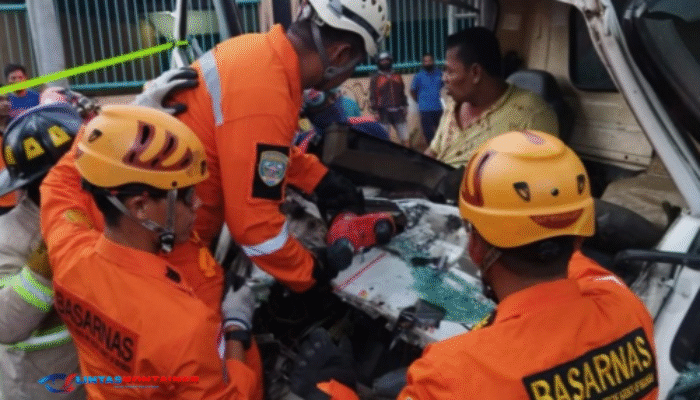 Truk Tabrak Bokong Kontainer di Tempuran Magelang, Sopir Terjepit