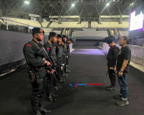 Brimob Sterilisasi Senayan Jelang Konser Air Supply dan KLakustik Live