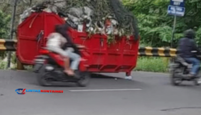 Viral: Kontainer Sampah Pemkot Semarang Ditinggalkan Truk di Pinggir Jalan!