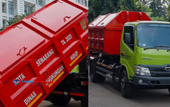 Viral: Kontainer Sampah Pemkot Semarang Ditinggalkan Truk di Pinggir Jalan!