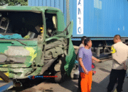 Truk Kontainer Lawan Arah Hantam Minibus di Pantura Cirebon: 1 Tewas, Sopir Kritis!